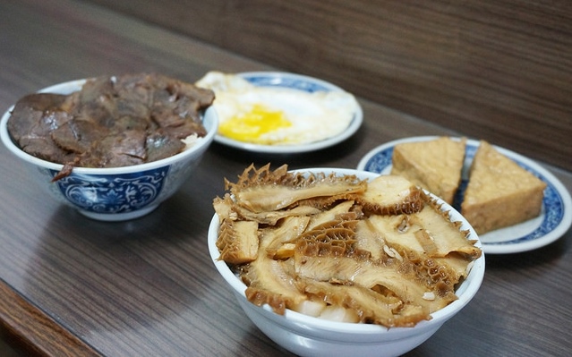 高雄美食「雙蛋蚵仔煎牛肉飯」Blog遊記的精采圖片